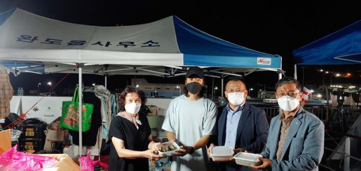 완도읍 주민들이 내년 상반기 개봉 예정으로 촬영 중에 있는 영화 ‘늑대사냥’ 촬영팀을 찾아 전복찜과 전복죽을 제공했다. (사진=완도군 제공)