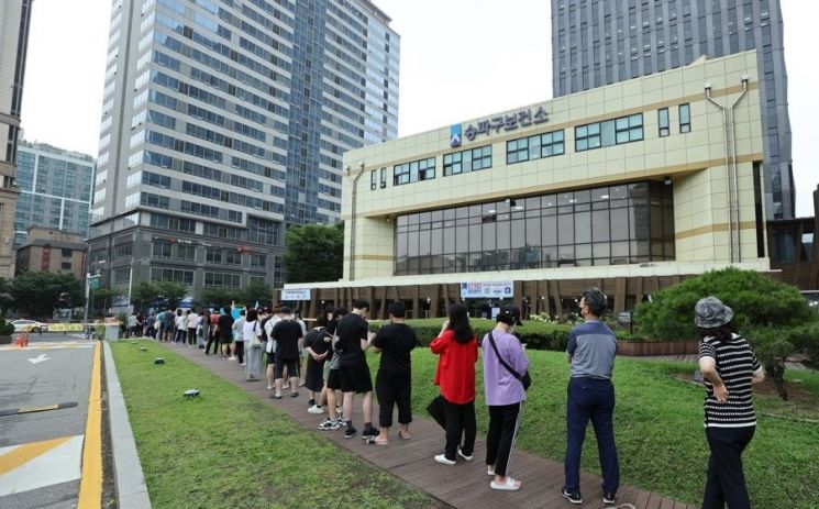 송파구보건소 선별진료소에 코로나19 검사를 위해 방문한 대기자 줄이 길어 늘어서 있다.