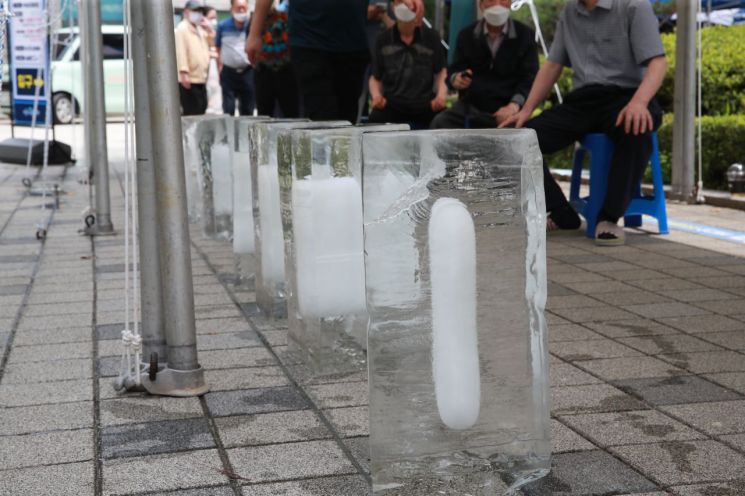   관악구 선별진료소 얼음 기둥 줄지어 놓여있는 이유 뭘까?