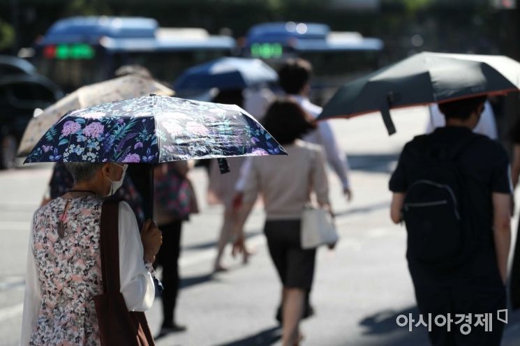 출근길 시민들이 양산을 들고 이동하고 있다. /문호남 기자 munonam@
