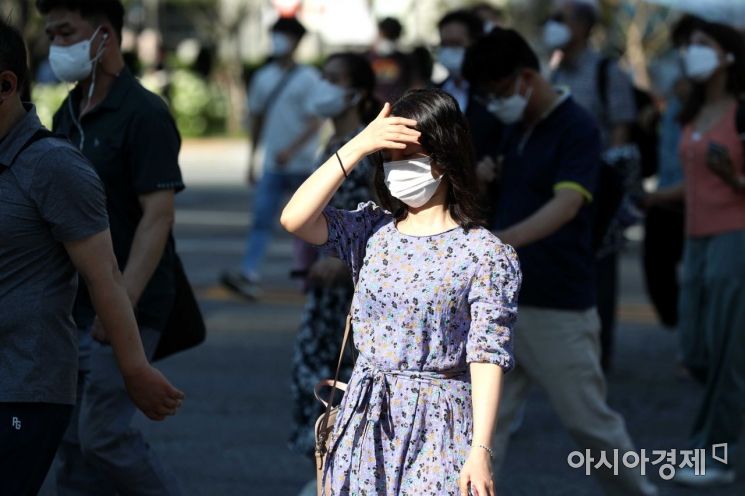 '눈을 뜰 수가 없네' 광화문 사거리에서 한 시민이 손으로 강한 햇볕을 막고 있다. /문호남 기자 munonam@