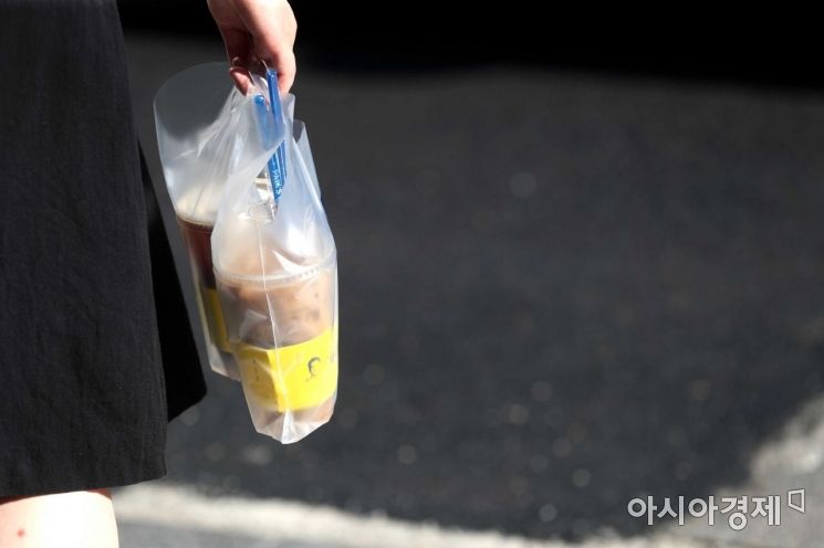 출근길 시민이 시원한 음료를 포장해 이동하고 있다. /문호남 기자 munonam@