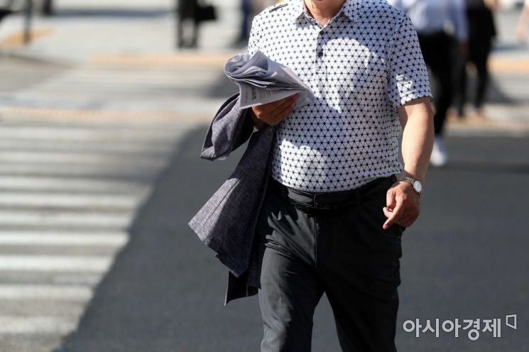 출근길 시민이 겉옷을 벗고 이동하고 있다. /문호남 기자 munonam@