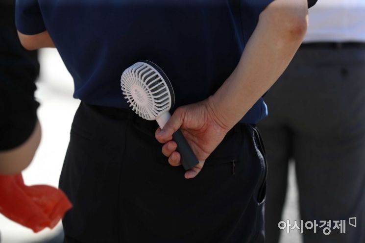 출근길 시민이 손풍기로 땀을 식히고 있다. /문호남 기자 munonam@