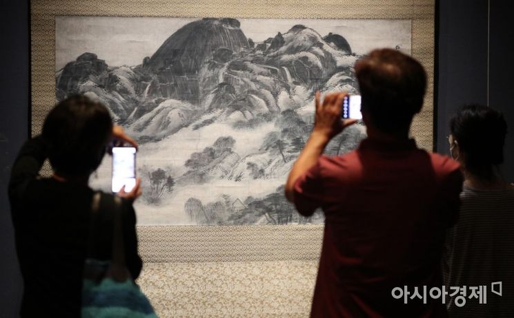 21일 서울 용산구 국립중앙박물관에서 열린 '위대한 문화유산을 함께 누리다 - 故 이건희 회장 기증 명품전'을 찾은 시민들이 전시품을 관람하고 있다./김현민 기자 kimhyun81@