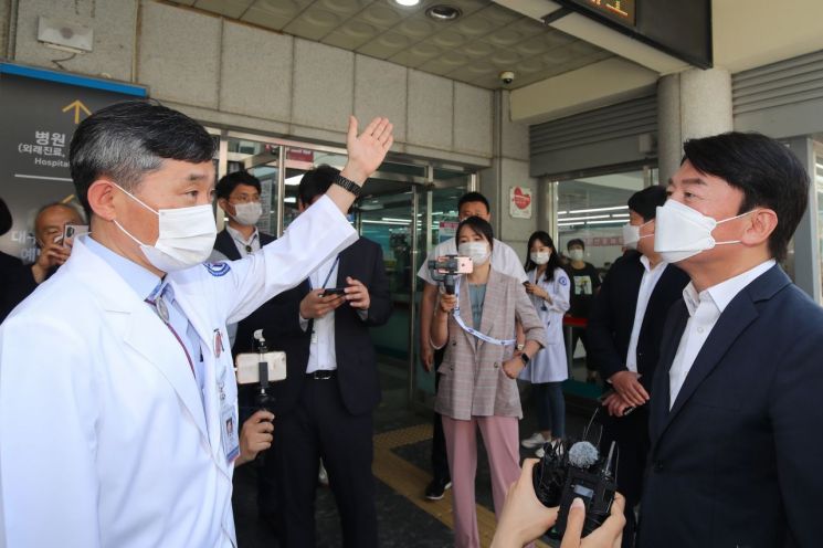 국민의당 안철수 대표가 21일 대구 중구 계명대학교 대구동산병원을 방문한 자리에서 서영성 병원장과 인사하고 있다. [이미지출처=연합뉴스]