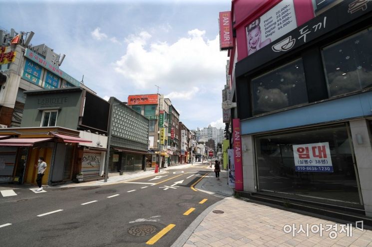 코로나19 확산세가 이어지고 있는 21일 서울 서대문구 이화여대 인근 먹자골목이 한산하다. /문호남 기자 munonam@
