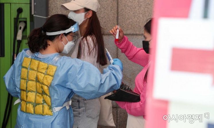 전국 대부분 지역에 '폭염특보'가 발효된 21일 서울 동작구보건소에 마련된 선별진료소에서 의료진이 더위를 식히기 위해 아이스팩을 두르고 있다./강진형 기자aymsdream@