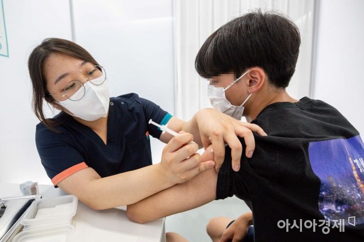 21일 서울 동작구민체육센터에 마련된 백신접종센터를 찾은 고3 수험생이 백신 접종을 하고 있다./강진형 기자aymsdream@