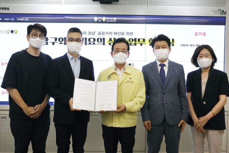 [포토]박겸수 강북구청장 백신접종센터 의료인에 냉커피 등 전달·격려  