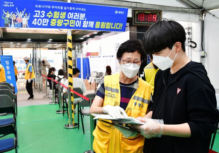 [포토]박겸수 강북구청장 백신접종센터 의료인에 냉커피 등 전달·격려  