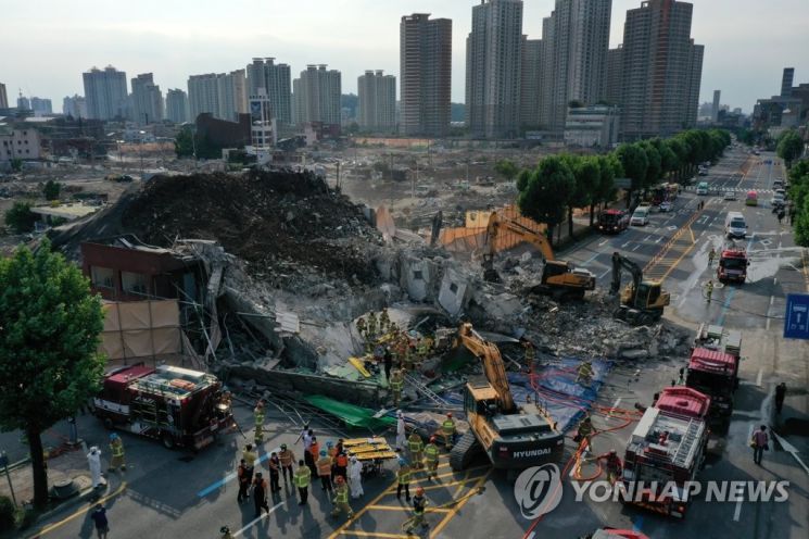 지난달 9일 광주 동구 학동의 한 철거 작업 중이던 건물이 붕괴되고 도로 위로 건물 잔해가 쏟아져 시내버스 등이 매몰됐다. 사진은 사고 현장에서 119 구조대원들이 구조 작업을 펼치는 모습이다./사진=연합뉴스