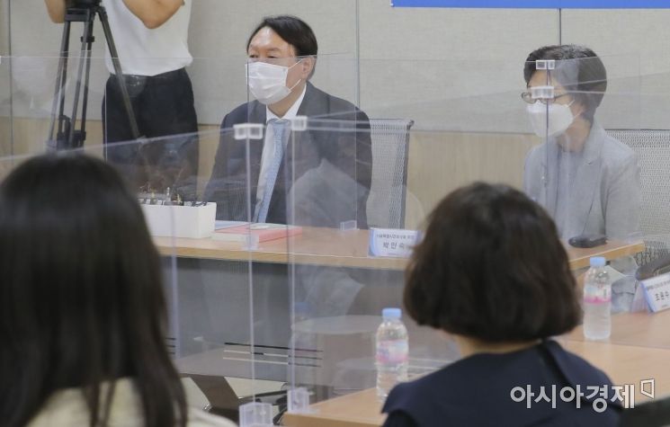 대선출마를 선언한 윤석열 전 검찰총장이 22일 서울시 구로구 서울 간호사 협회를 방문, 간호사들과 간담회를 갖고 있다./국회사진기자단