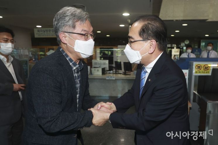 최근 국민의힘에 입당한 최재형 전 감사원장이 22일 국회 의원회관에서 태영호 국민의힘 의원을 만나 인사를 나누고 있다./윤동주 기자 doso7@