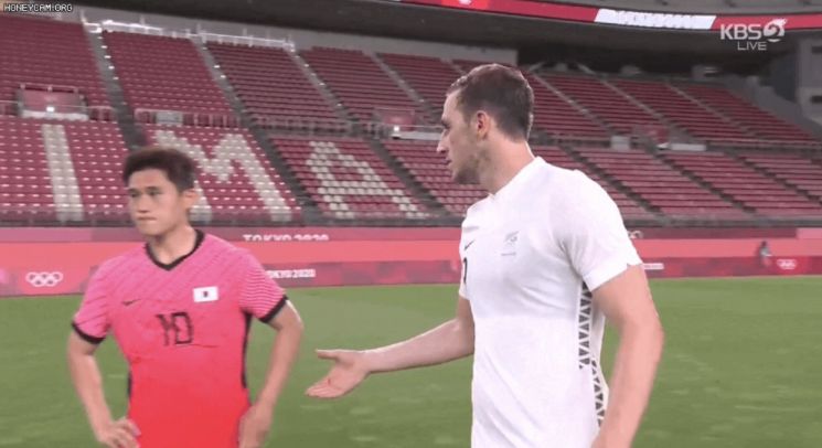 "경기도, 매너도 다 졌다"…상대 선수 악수 거절한 이동경 '비매너 논란'