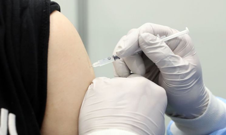 "사례금 15만 원 드려요" 잔여 백신 예약 대행 구하는 시민들