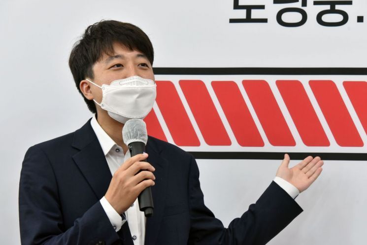 이준석 국민의힘 대표가 지난 19일 서울 여의도 국회에서 열린 국민의힘 2030 청년 인재 발굴 및 육성을 위한 업무 협약식에서 환영사를 하고 있다. [이미지출처=연합뉴스]