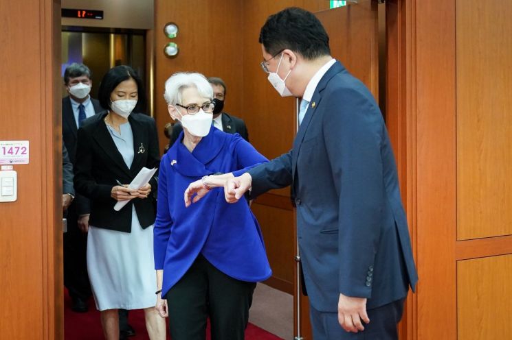 최종건 만난 셔먼 "규범 기반 국제질서 저해하는 도전 논의할 것"