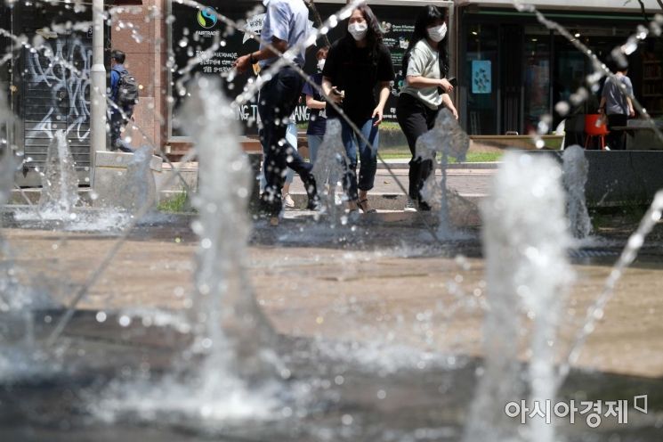 폭염의 기세가 꺾이지 않고 있는 23일 서울 중구 명동 바닥분수에서 시민들이 더위를 식히고 있다. /문호남 기자 munonam@