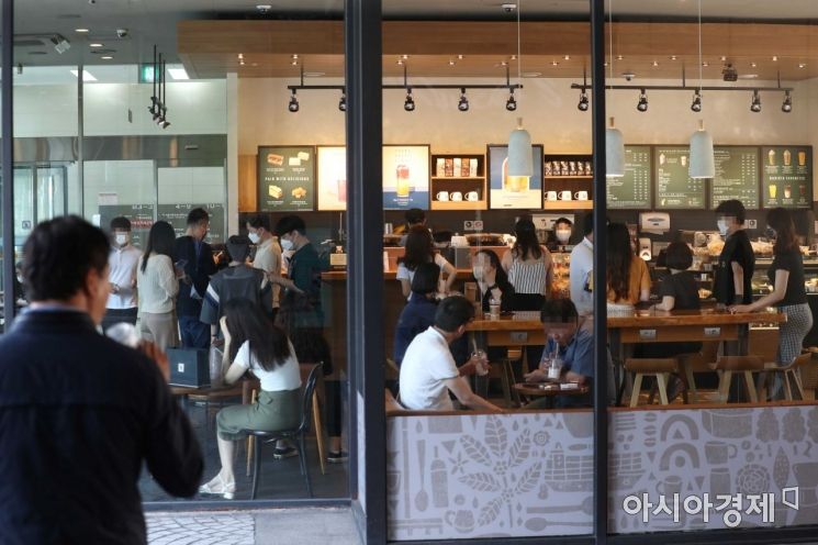 펄펄 끓는 더위가 이어진 23일 서울 시내 한 프랜차이즈 카페가 시민들로 붐비고 있다. /문호남 기자 munonam@