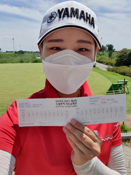 Heo Yunna takes a selfie while holding her scorecard after shooting 59 in the first round of the KLPGA Dream Tour qualifying tournament. Photo by KLPGA