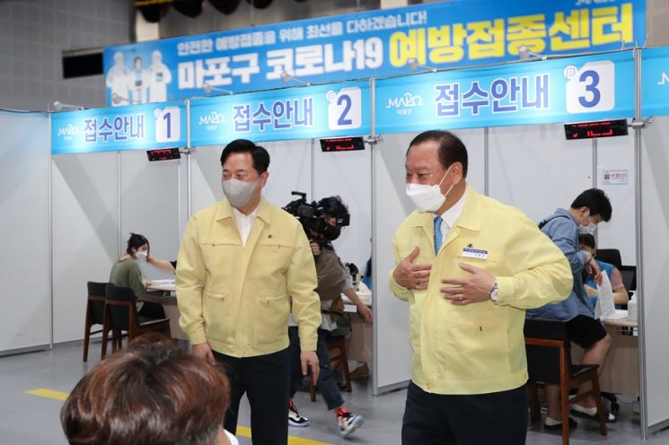 [포토]이동진 도봉구청장, 서울시구청장協 감사패 받아