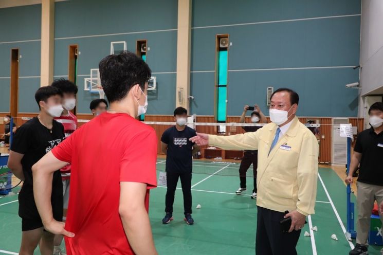 [포토]이동진 도봉구청장, 서울시구청장協 감사패 받아