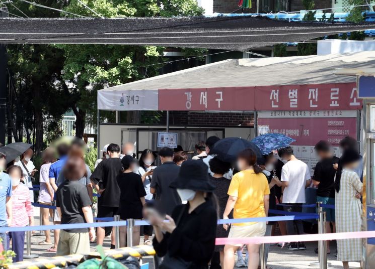 22일 오전 서울 강서구 보건소 선별진료소가 검사를 받으려는 시민들로 붐비고 있다. (사진=연합뉴스)