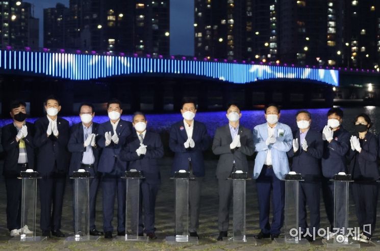 형산강에 비친 연일대교 LED조명 '장관' … 포항시, 15억 들여 완공