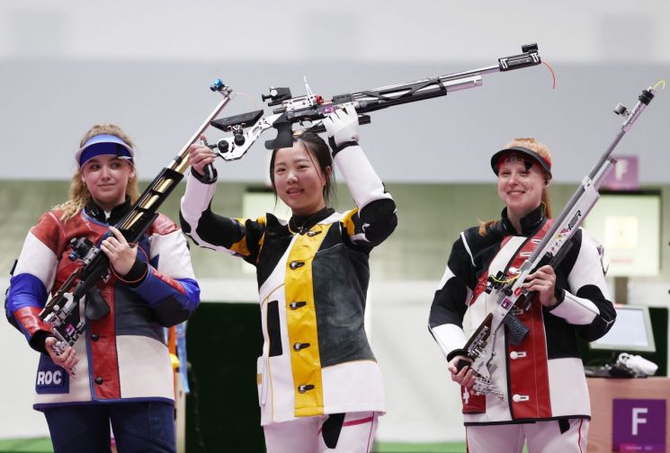 대회 첫 금메달을 받은 중국의 양첸. (사진=연합뉴스)