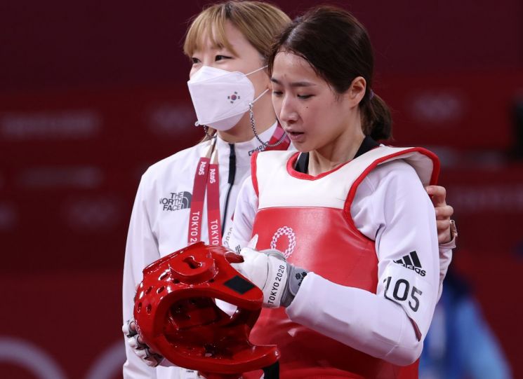 심재영이 24일 일본 도쿄 마쿠하리 메세 A홀에서 열린 도쿄올림픽 여자 태권도 49㎏급 8강 경기에서 일본의 야미다 미유에게 진 뒤 아쉬워하고 있다. (사진=연합뉴스)