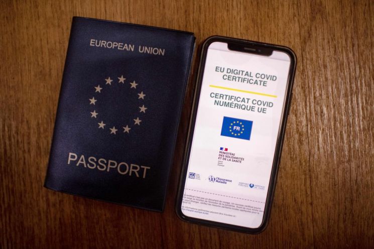 휴대전화에 비치는 'EU 디지털 코로나19 증명서'
(파리 AFP=연합뉴스) 유럽연합(EU) 역내 자유로운 이동을 위한 EU 디지털 신종 코로나바이러스 감염증(코로나19) 증명서 제도가 1일(현지시간) 정식 시행에 들어갔다. 이 증명서는 코로나19 접종자는 물론 코로나19에 걸렸다가 회복했거나 음성 판정을 받은 EU 시민과 거주자에게 발급된다. 디지털이나 QR코드가 포함된 종이 형태로 사용이 가능하다. 사진은 휴대전화 화면에 나타난 EU 디지털 코로나19 증명서(오른쪽)와 여권.
leekm@yna.co.kr
(끝)
<저작권자(c) 연합뉴스, 무단 전재-재배포 금지>