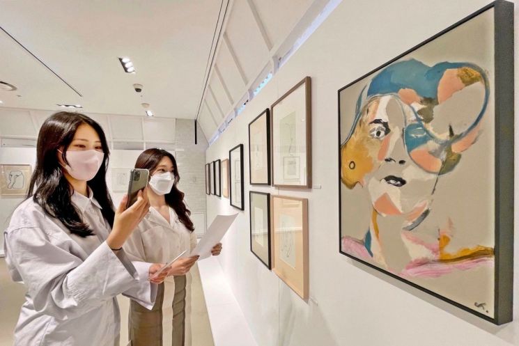 갤러리아백화점 명품관 ‘아트 프로젝트’ 전시관에서 고객들이 미술 작품을 관람하고 있다.