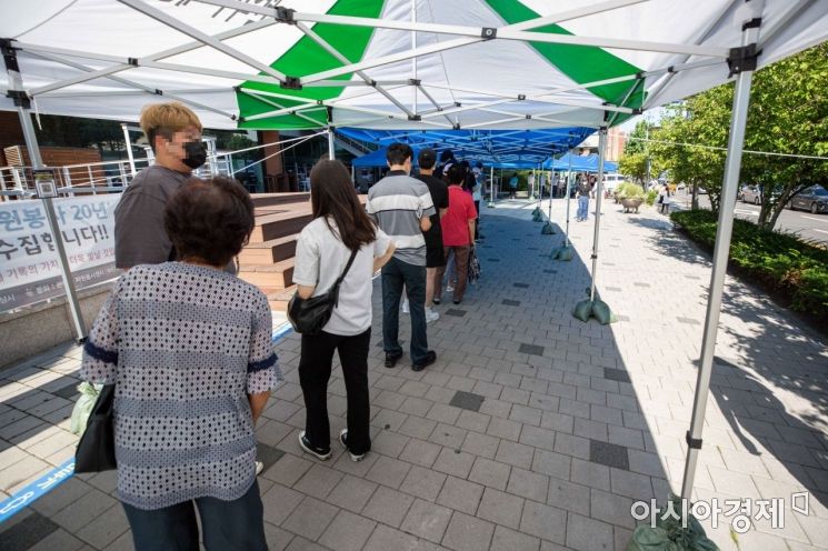 서울의 한 임시선별검사소에서 시민들이 코로나19 검사를 받기 위해 대기하고 있다. 사진은 기사와 무관함 /강진형 기자aymsdream@
