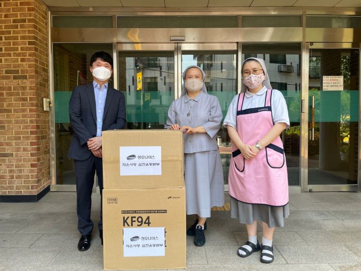청호나이스 사내 봉사단체 '작은사랑 실천운동본부'는 경기도 시흥 노인요양보호시설 '글라라의 집'을 비롯한 5개 사회복지기관에 국내생산 방역마스크 1만6500장을 전달했다고 26일 밝혔다. 사진제공 = 청호나이스