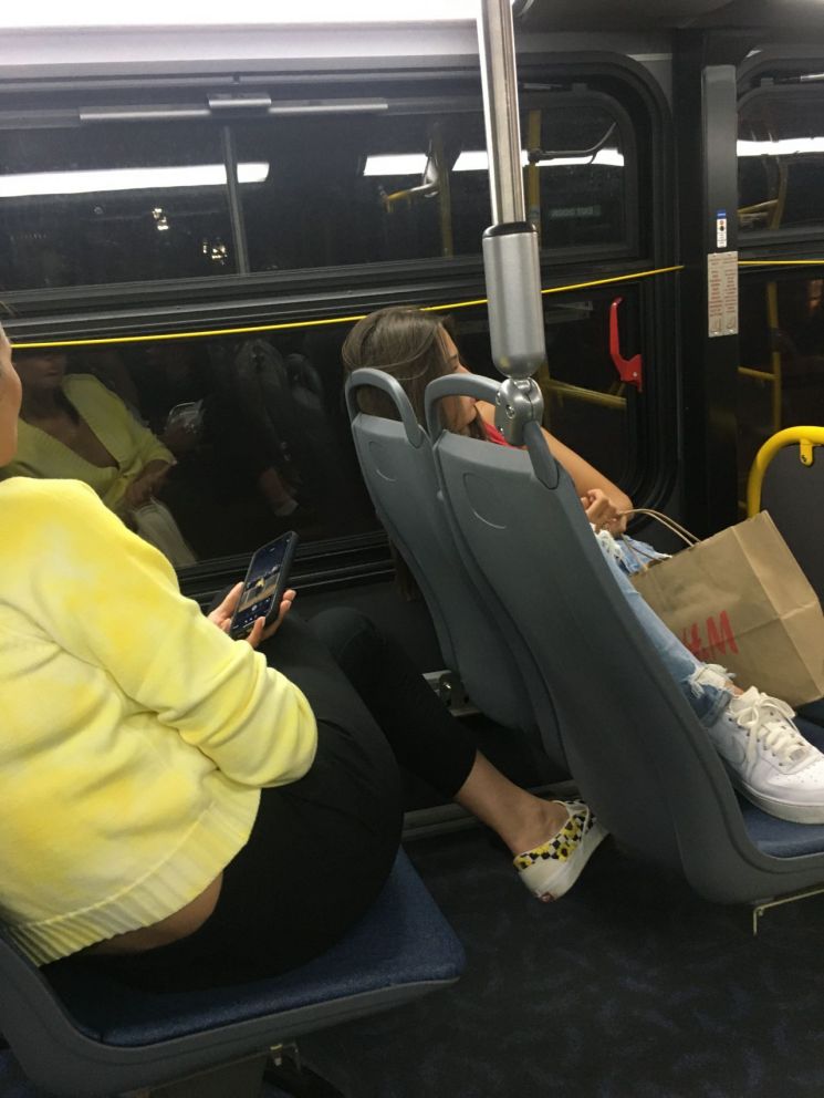 마스크를 하지 않은 승객들이 뉴욕시에서 뉴저지주로 향하는 버스에 탑승하고 있다.(사진=백종민 특파원)