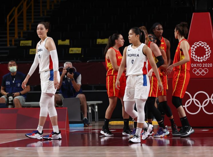 박지수 '더블더블' 분전했지만…여자농구, 캐나다에 져 '2연패'