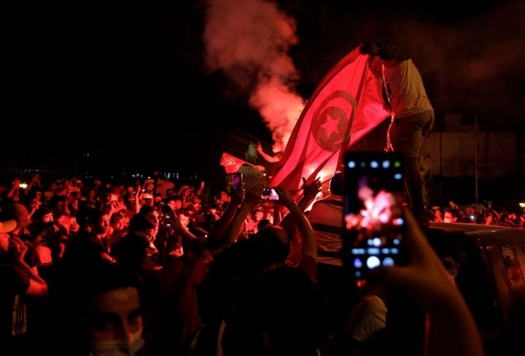 '아랍의 봄' 튀니지, 정국 최대 위기…총리 해임·의회 정지