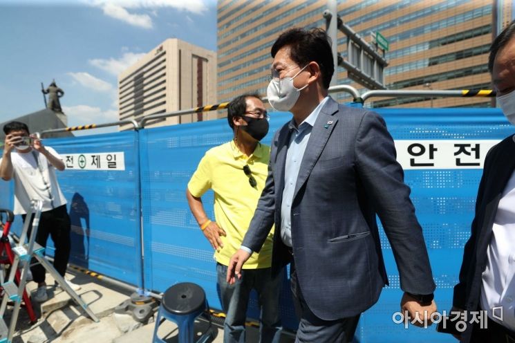 송영길 더불어민주당 대표가 세월호 기억공간에서 유족 등 관계자들을 만난 뒤 기자들과 질의응답을 위해 이동하고 있다. /문호남 기자 munonam@