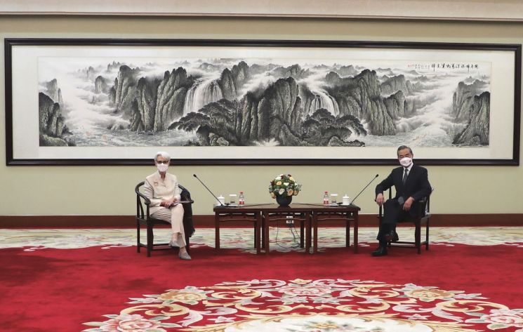웬디 셔먼 미 국무부 부장관과 왕이 중국 외교부장이 25일 면담하고 있다. [이미지출처=AP연합뉴스]