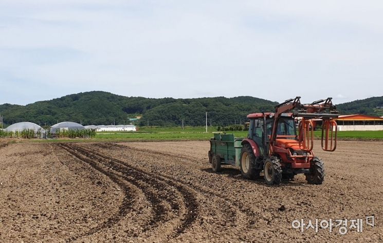 상주시, 가축 분뇨 퇴비 3000t 경작지에 살포 … 축산 악취 개선사업 일환