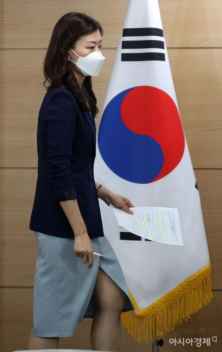 [포토] 남북 연락선 복원 관련 브리핑 향하는 이종주 대변인