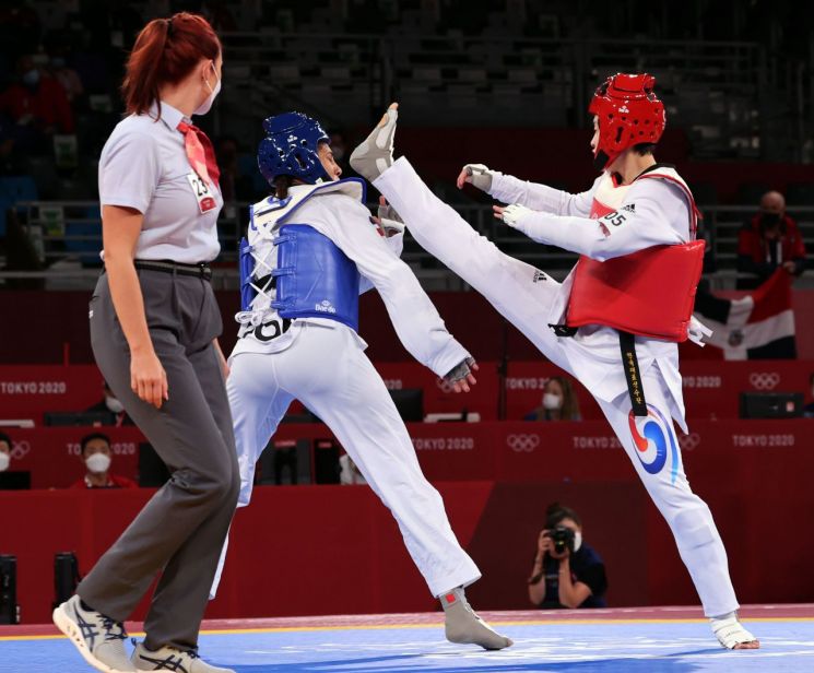 여자 태권도 67㎏ 초과급 이다빈(오른쪽)이 2020 도쿄올림픽에서 경기하고 있다. [이미지출처=연합뉴스]