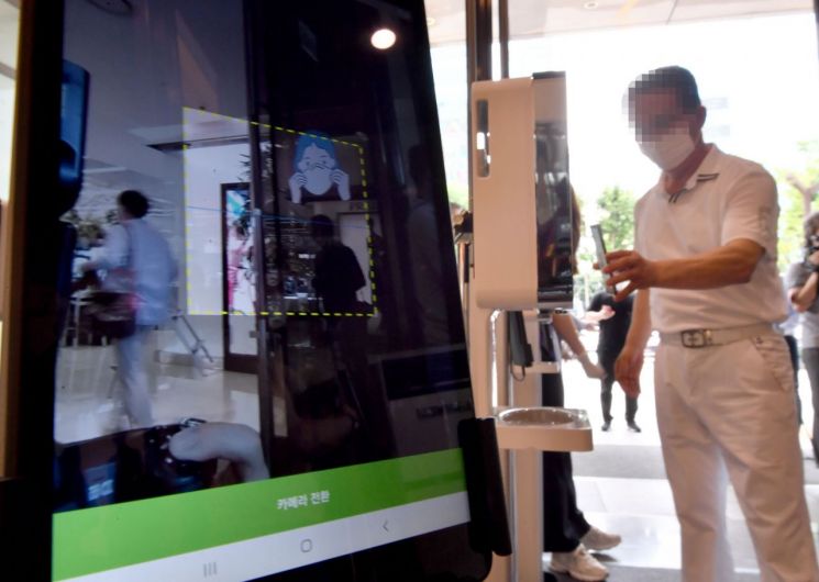 "백화점·마트 입구에도 QR코드 도입" … 안심콜·수기명부 병행