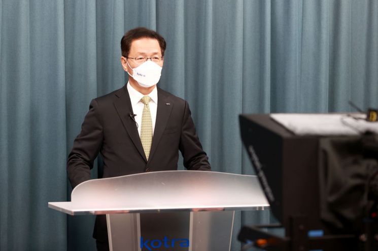 김상묵 KOTRA 혁신성장본부장이 28일 '유럽 그린딜 규제 대응 웨비나'에서 인사말을 하고 있다.(사진제공=KOTRA)