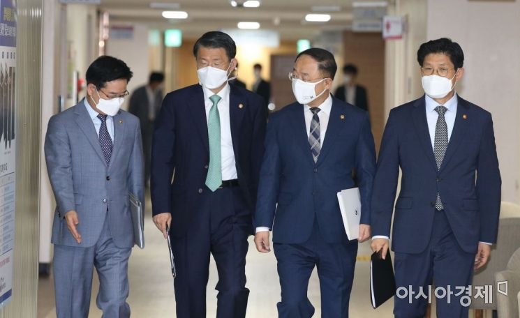 [포토] 부동산 관계부처 합동브리핑 향하는 장관들