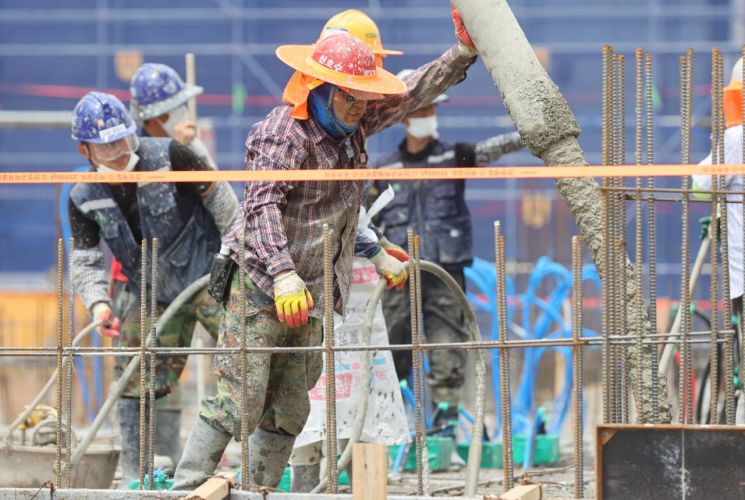 전국 곳곳에 폭염 특보가 내려진 가운데 지난 20일 인천 중구의 한 아파트 공사장에서 현장 노동자가 일하고 있는 모습 [이미지출처=연합뉴스]