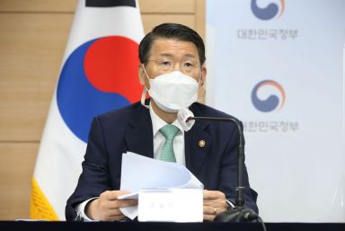 은성수 금융위원장이 28일 서울 종로구 정부서울청사에서 열린 부동산 관계부처 합동브리핑에서 발언하고 있다./김현민 기자 kimhyun81@