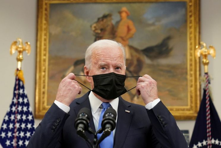조 바이든 미국 대통령이 지난 5월 마스크를 벗고 있다. 백악관은 27일 직원들의 마스크 사용을 의무화 했다. [이미지출처=로이터연합뉴스]