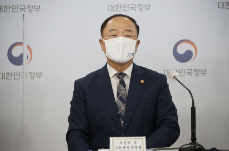 홍남기 경제부총리 겸 기획재정부 장관이 28일 정부서울청사 브리핑실에서 부동산 관계부처 합동브리핑을 하며 '국민께 드리는 말씀'을 발표하고 있다. [이미지출처=연합뉴스]